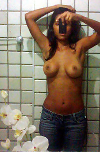 indian girl capturing her naked pics in shower