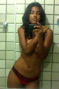 indian girl capturing her naked pics in shower