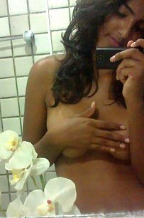 indian girl capturing her naked pics in shower