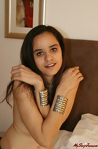 Sexy Jasmine Indian Babe In White Sari