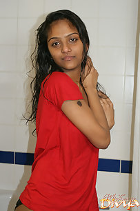 Sexy Indian Babe Divya Taking Shower