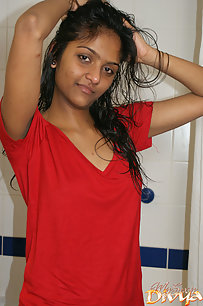Sexy Indian Babe Divya Taking Shower