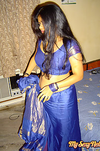 Neha bhabhi Indian housewife showing her big boobs
