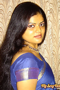 Neha bhabhi Indian housewife showing her big boobs