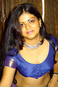 Neha bhabhi Indian housewife showing her big boobs