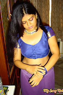 Neha bhabhi Indian housewife showing her big boobs