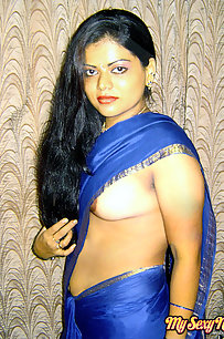 Neha bhabhi Indian housewife showing her big boobs