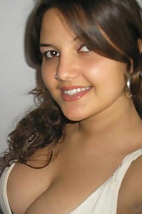 Juicy pakistani girl exposing