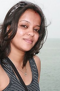 Juicy pakistani girl exposing