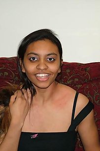 Sexy pakistani girl nida self shooting in secret room