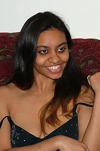 Sexy pakistani girl nida self shooting in secret room