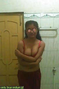 indian college girl posing naked in shower