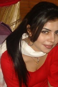 Lahori girls in open giving some naughty poses on cam