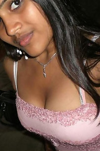 Lahori girls in open giving some naughty poses on cam