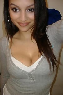 Lahori girls in open giving some naughty poses on cam