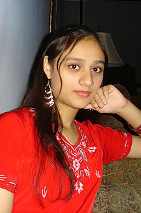 Lahori girls in open giving some naughty poses on cam