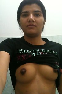 Cute pakistani babe nida exposing herself off naked