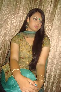 sexy juicy indian girl giving sexy poses before she gets naked
