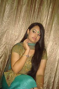 sexy juicy indian girl giving sexy poses before she gets naked