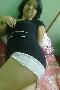 Sexy Bhabhi Showing And Pressing Boobs