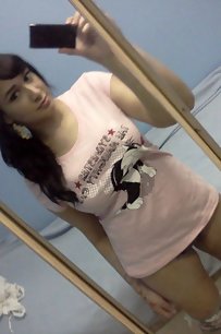 plumpy indian girl taking her naked pic from her mobile