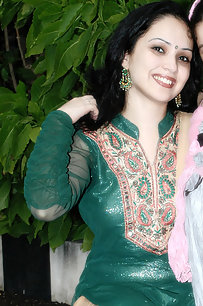 Stunning indian babe sexy poses on camera