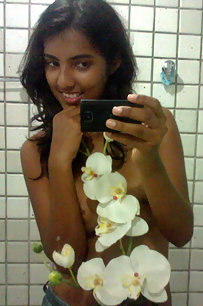 indian girl capturing her naked pics in shower