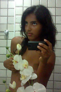 indian girl capturing her naked pics in shower