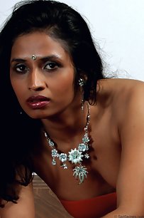 Horny Indian Girl Posing Sexy On Cam