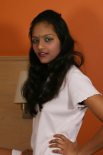 Horny Indian Babe Divya In Night Dress