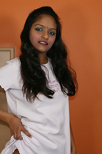 Horny Indian Babe Divya In Night Dress