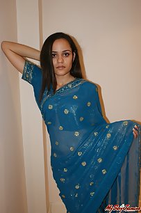 Indian Babe In Sexy Sari