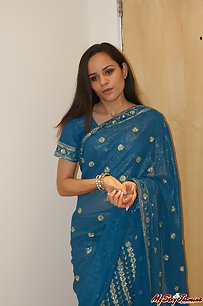 Indian Babe In Sexy Sari