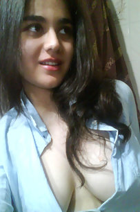 sweet indian girl shooting her own naked pics