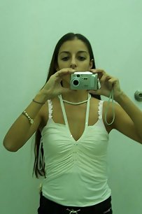 indian girl taking her naked pics in toilet