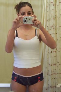 indian girl taking her naked pics in toilet