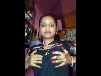 Indian GF Chandni Exposing Her Amateur Juicy Boobs